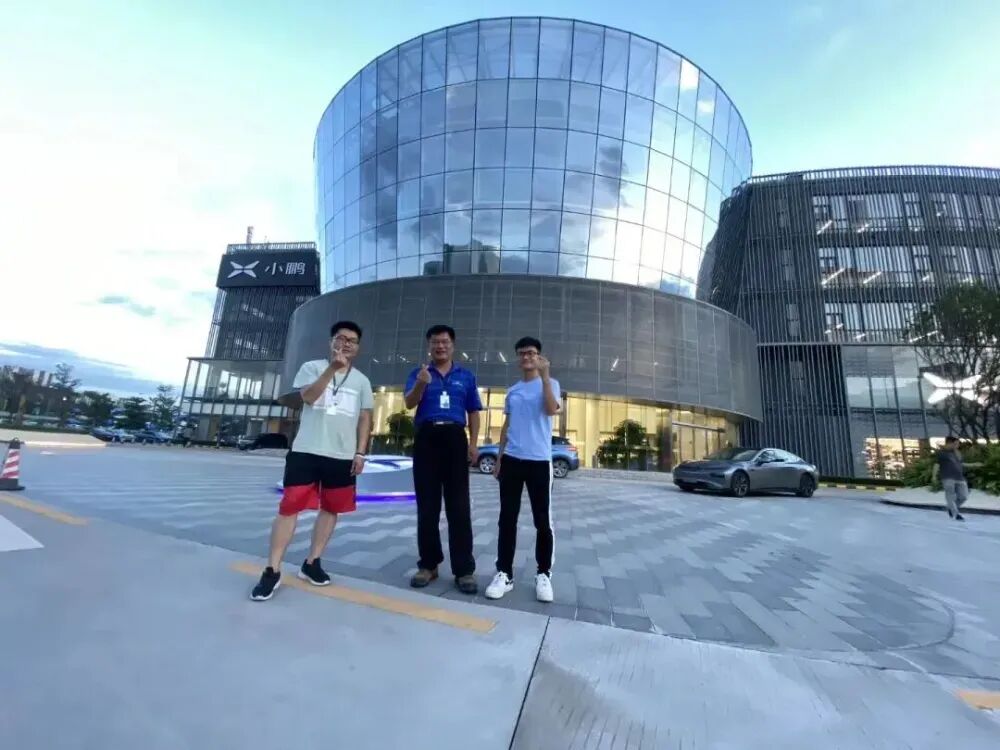 辞职前，张焱林（右一）与张质斌的合影