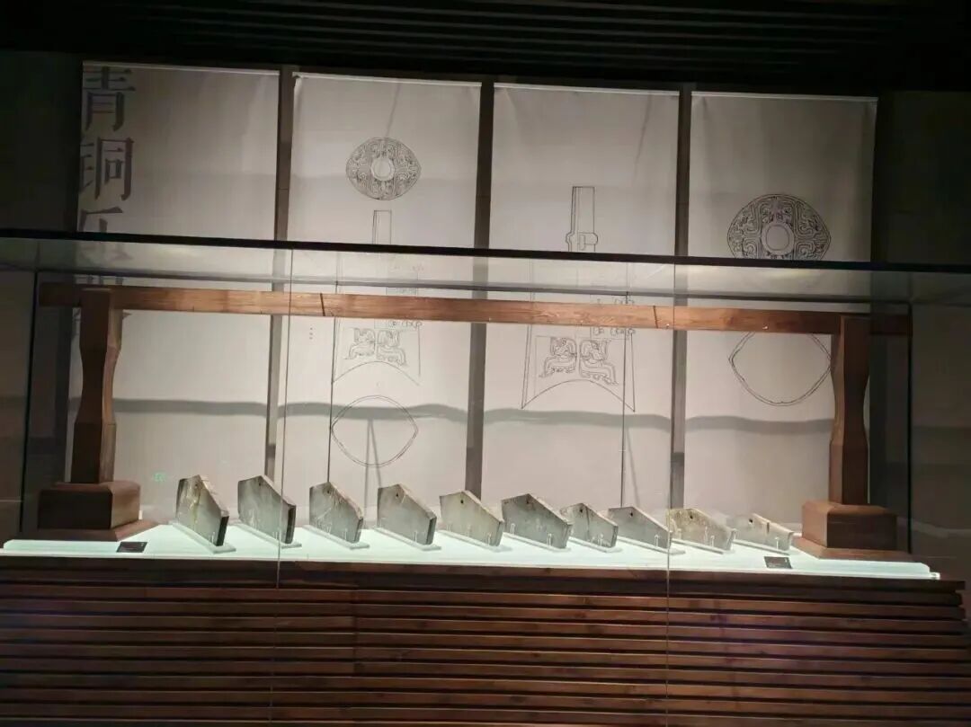 注明：此图为作者发布视频中拍摄的展柜，编钟仿制品已移出
