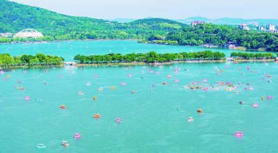 “五一”假期，玄武湖景区市民游客络绎不绝，在湖光山色中乐享美好假期。 通讯员 常成 南京日报/紫金山新闻记者 孙中元 摄