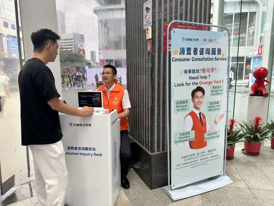 （图：王生正在向消费者提供咨询服务，摄\李金萍）