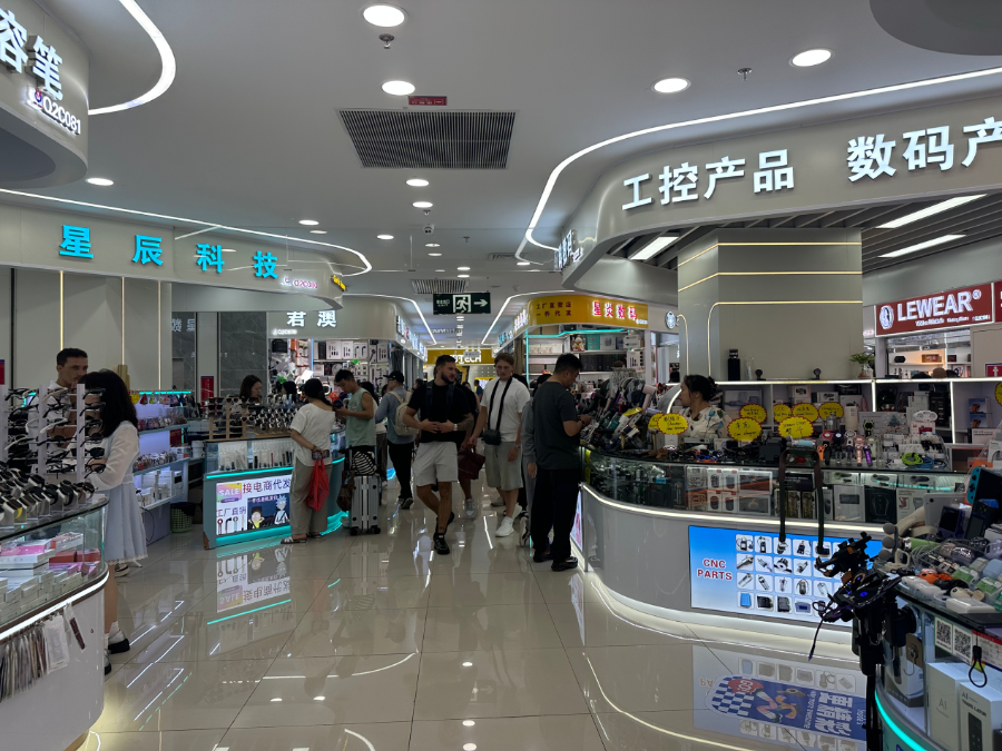（图：外国客商正在选购产品，摄\李金萍）