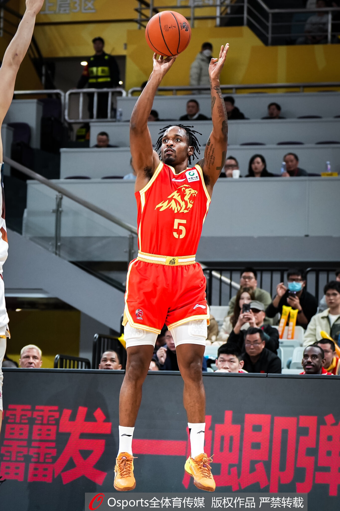 解说：孙铭徽缺阵使得广厦只能长时间依靠布朗 球队还能连扳2局吗