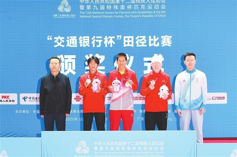 在全国第十二届残运会暨第九届特奥会上，王满意(中）获男子T13级5000米决赛冠军。新甘肃客户端记者 万及敏 摄
