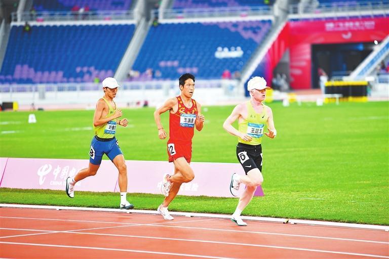 王满意（中）在比赛中。新甘肃客户端记者 万及敏 摄