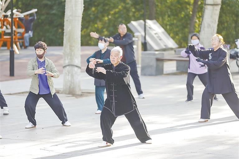 图为市区人民公园锻炼的市民。本报记者 陈童摄