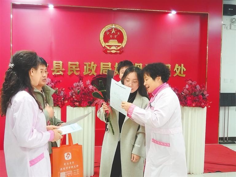 礼县妇幼保健院医务人员开展宣传活动。