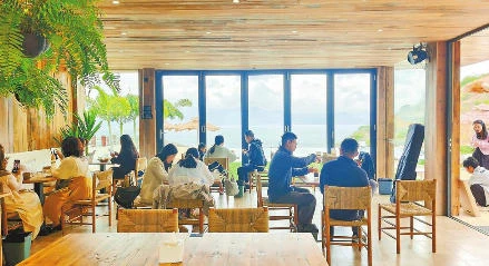 游客在抚仙湖畔品咖赏景。 通讯员 柳超贤 摄