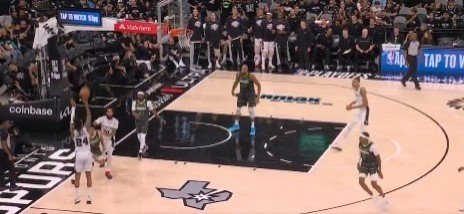 卡斯尔谈瓦塞尔空接三分：太疯狂了 他在底角怎么看到计时器的？
