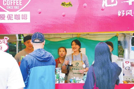 驻足选购咖啡。 通讯员 陶俊蓉 鲁海杨 摄