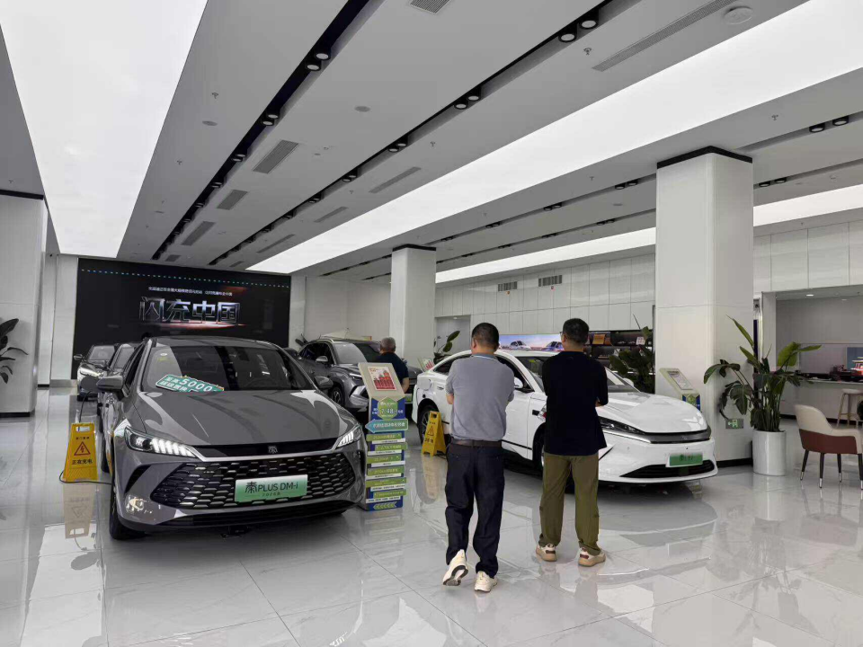 （“五一”期间，一位广汽本田车主在王朝网门店选购新车）