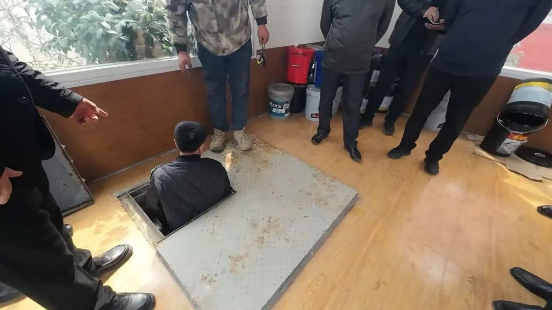 图为消防水泵房出入口只能单人由爬梯进出