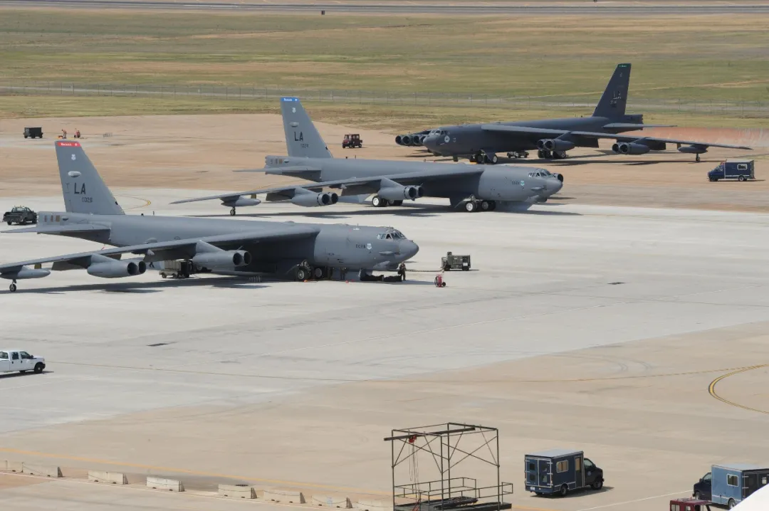 ​三架B-52H轰炸机停在美国路易斯安那州巴克斯代尔空军基地。资料图