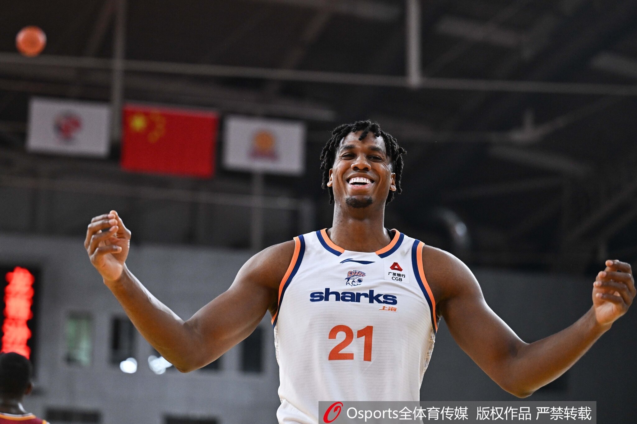 媒体人：白边有稳定的篮板与强悍的护筐 期待他带领上海走得更远