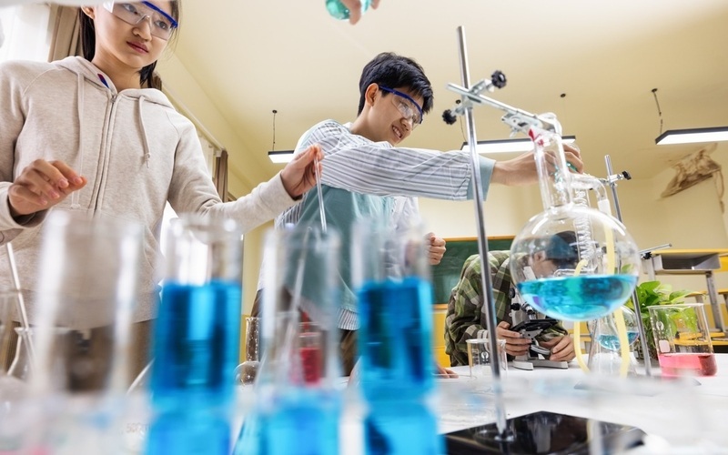 ▲资料图：中学生的化学课。图/IC photo
