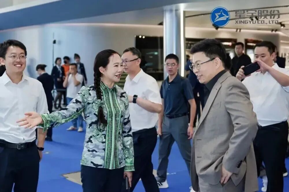 在2025粤港澳大湾区车展上，余承东参观星宇展台。图源：星宇股份
