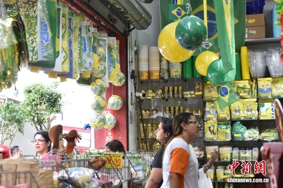 当地时间2026年5月5日，巴西圣保罗25街，店家上架巴西国足特有黄绿色的足球相关商品。