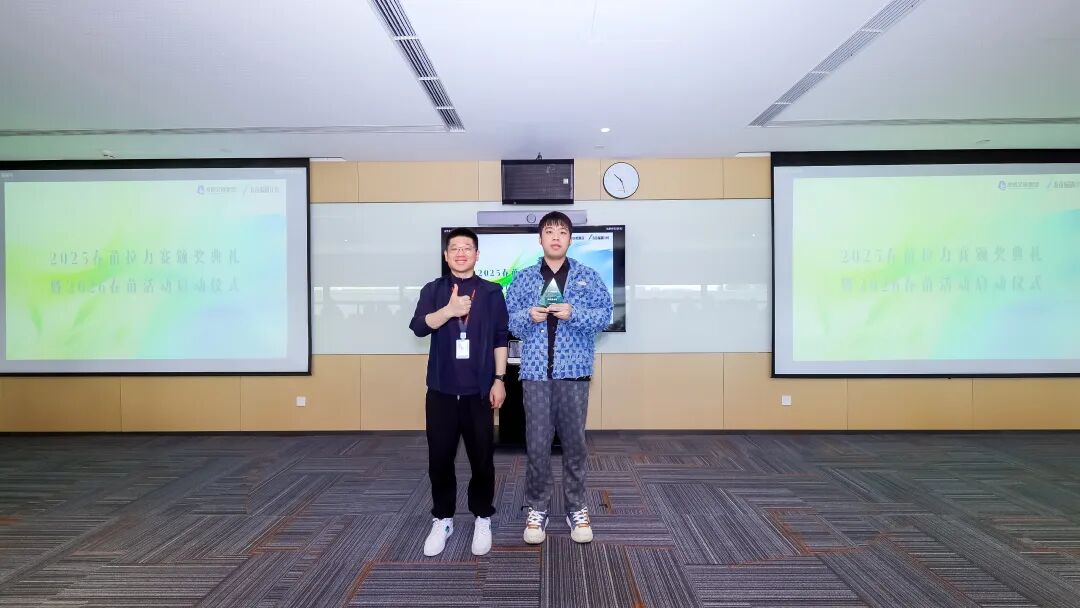 春苗编剧计划负责人苏旭东为“最佳故事奖”获得者芦家毅颁奖