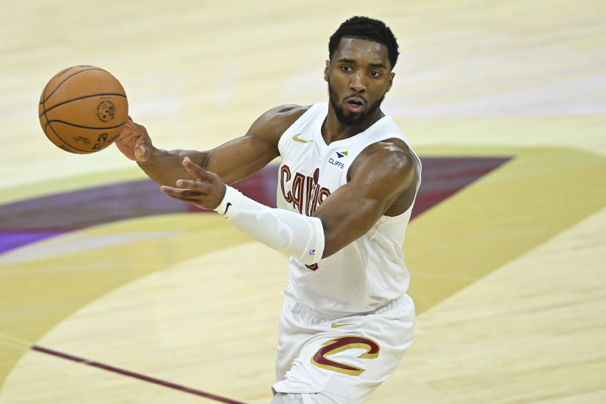 名记：若米切尔可被交易火箭会积极争取 若火箭追字母哥我会意外