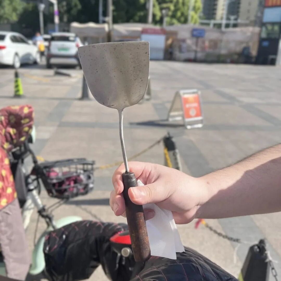 市民出示的家用锅铲