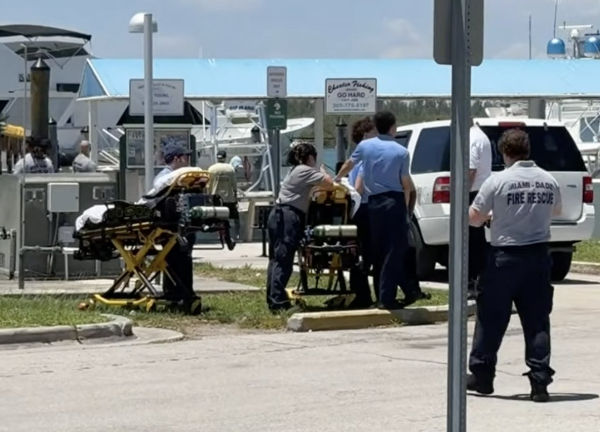 美国佛罗里达州发生疑似船只爆炸事故 至少15人被送医