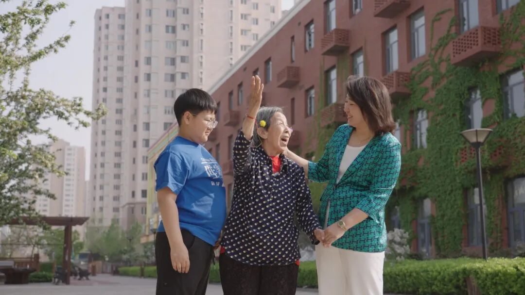 “我的妈妈像超人，她把养老院变成了家”