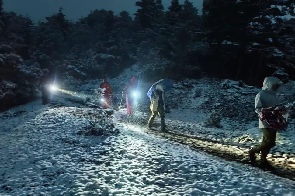 云南百草岭突降大雪，一登山者离队独自下撤迷路被困 当地组建搜救专班成功营救