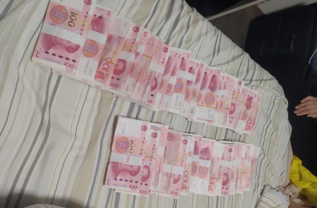 床上铺满41万现金，怎么回事？|民警_新浪财经_新浪网