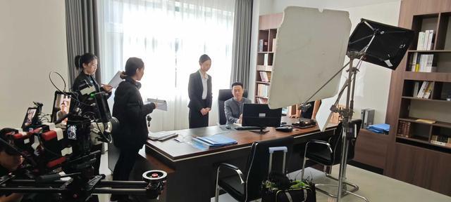 剧组正在拍摄现代办公剧。受访者供图