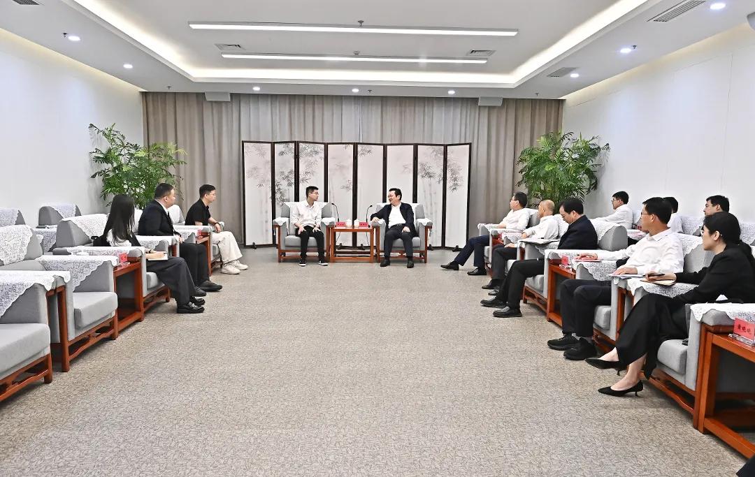 张国华与宇树科技首创东说念主兼首席实际官、首席本领官王兴兴一转举行责任漫谈。刘曙光摄