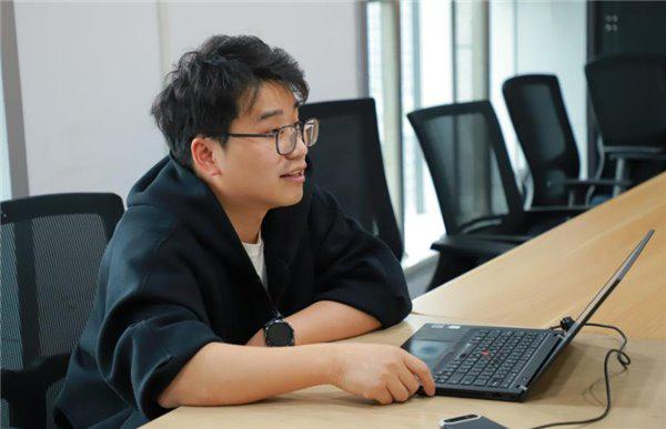 王飞正在接受采访。(图：受访者提供)