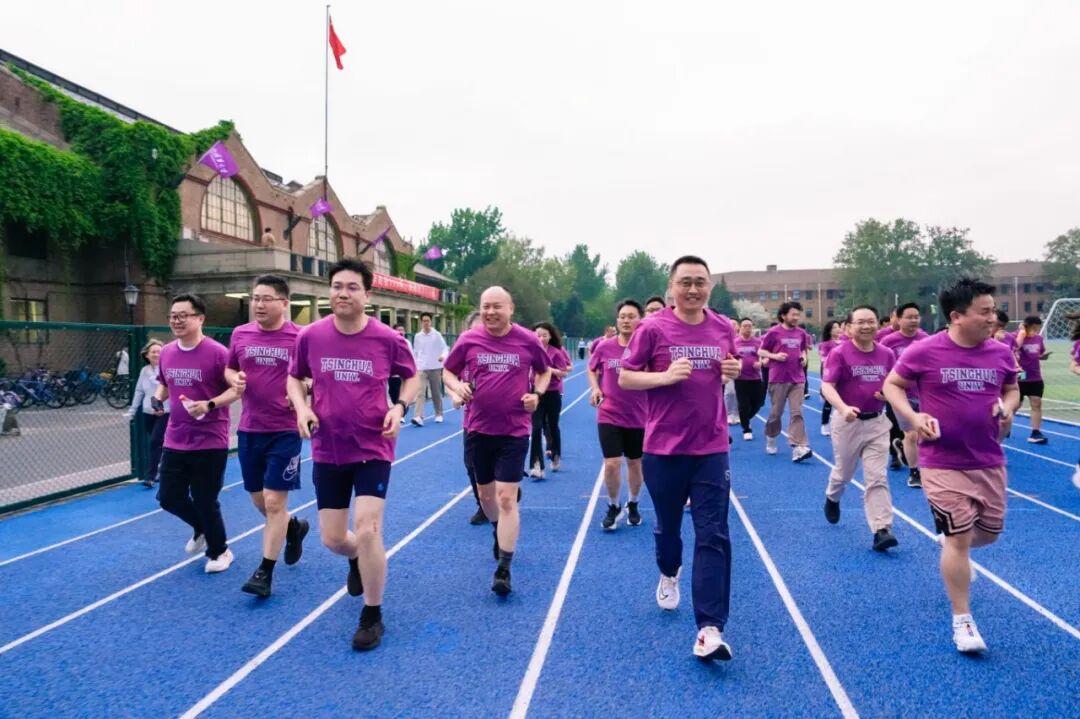 班级活动丨清华经管EMBA25-E班接力奔跑115圈，祝福母校建校115年|清华大学_新浪财经_新浪网
