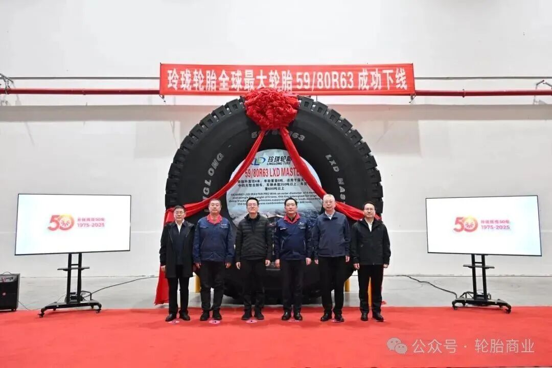 长春市委副书记、市长顾刚（左三）等政府领导参加下线仪式