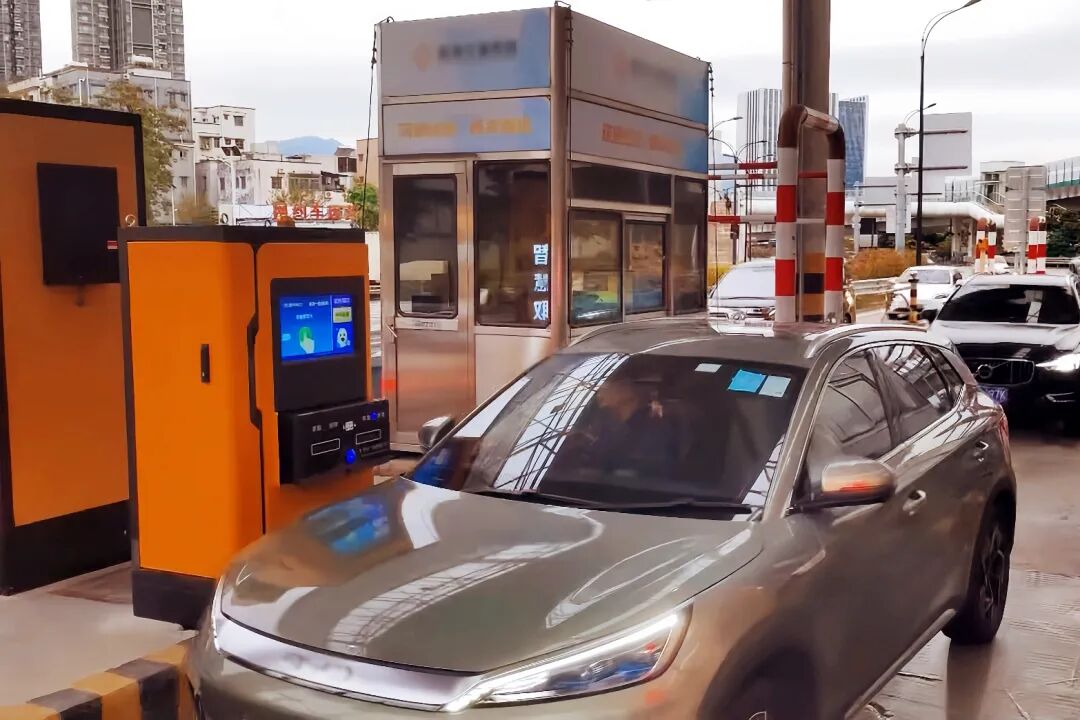 ▲ 右舵机器人车道现场应用图