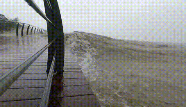 △ 珠海海边掀起巨浪。图源：珠海特区报