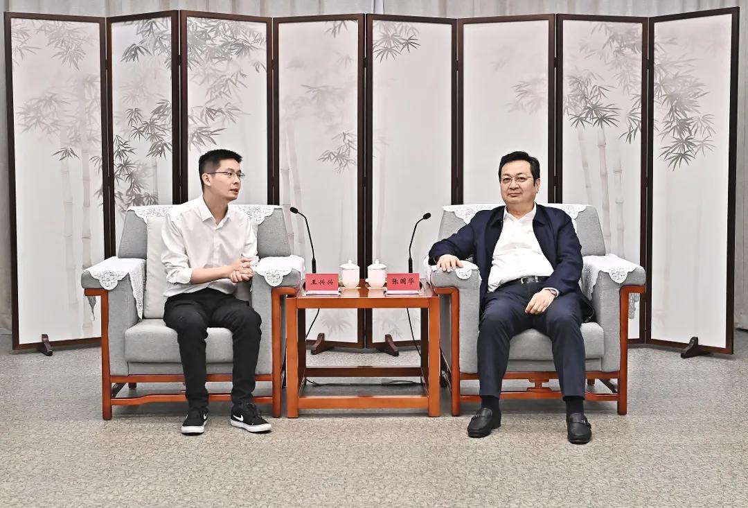 张国华与宇树科技首创东说念主兼首席实际官、首席本领官王兴兴一转举行责任漫谈。刘曙光摄