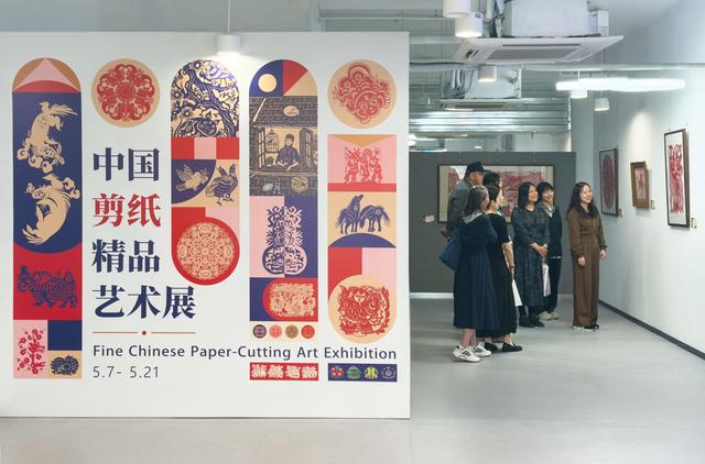 剪纸旁听越剧,徐光启“现身”社区展厅,这个展览把国家级非遗送到家门口_新浪财经_新浪网