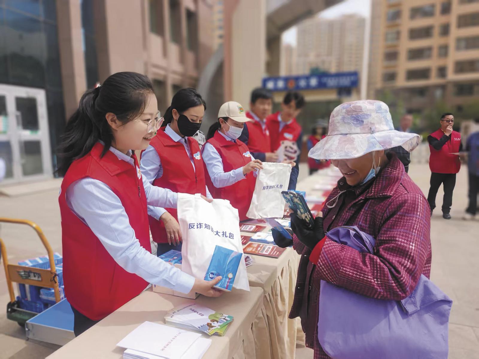 工作人员深入社区进行反诈知识宣讲。浦发银行西宁分行供图