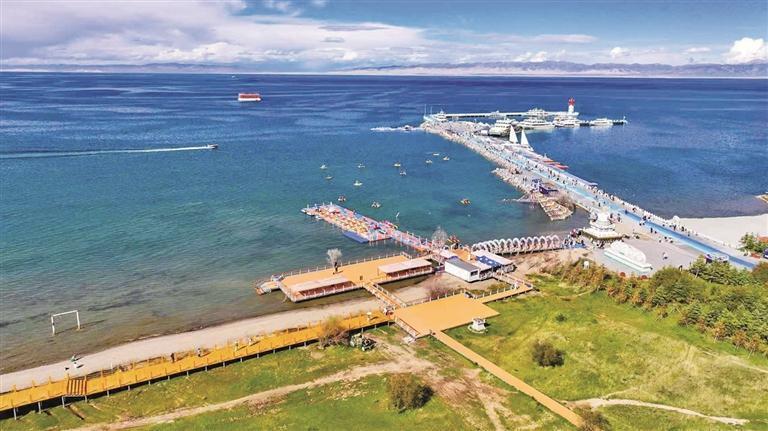 碧波万顷，青海湖景区迎来各地游客。青海湖景区保护利用管理局供图