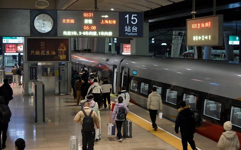 ▲旅客在北京南站乘车。新京报资料图