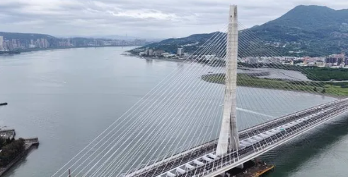 台淡江大桥通车祈福仪式未邀侯友宜引发争议，蓝营民代质疑台交通主管部门抢功