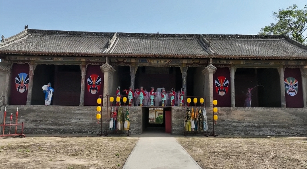 ▲在电视剧《主角》播出后，“连三舞台”再现三台同唱（图源：芮城融媒）