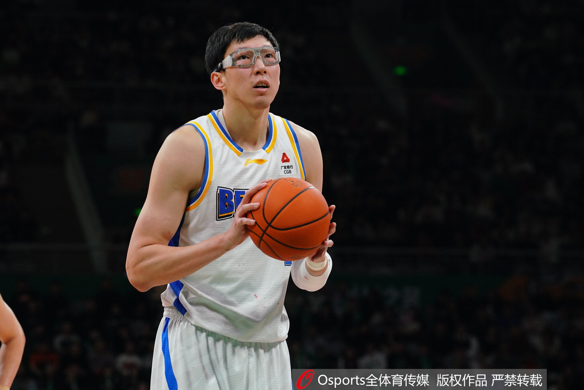 媒体人：周琦建议教练组让双小外在场 他有点“场上教练”的感觉