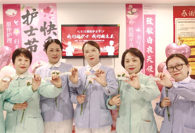画里有话 | 白衣执甲施仁爱