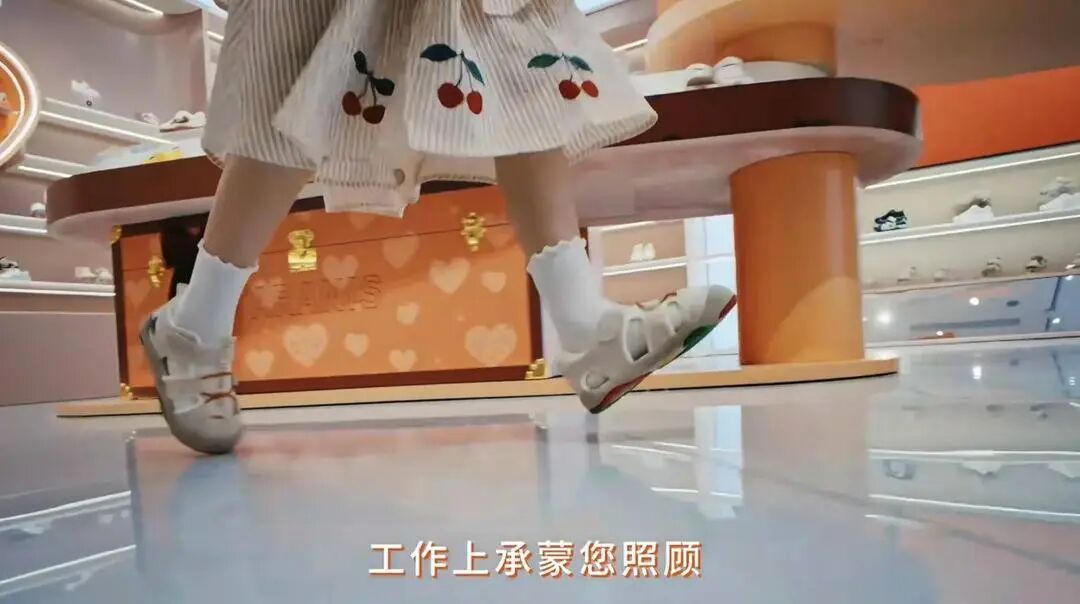 “童鞋界爱马仕”冒犯打工人？泰兰尼斯广告被质疑暗示职场送礼，一双鞋卖到近2000元-百货之家