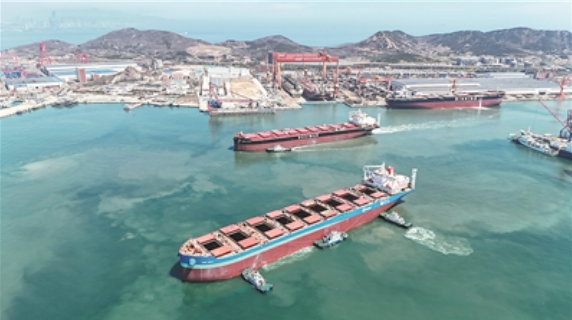 图为4月13日，由北海造船建造的21万吨级氢－油双燃料散货船出海试航。　张进刚摄