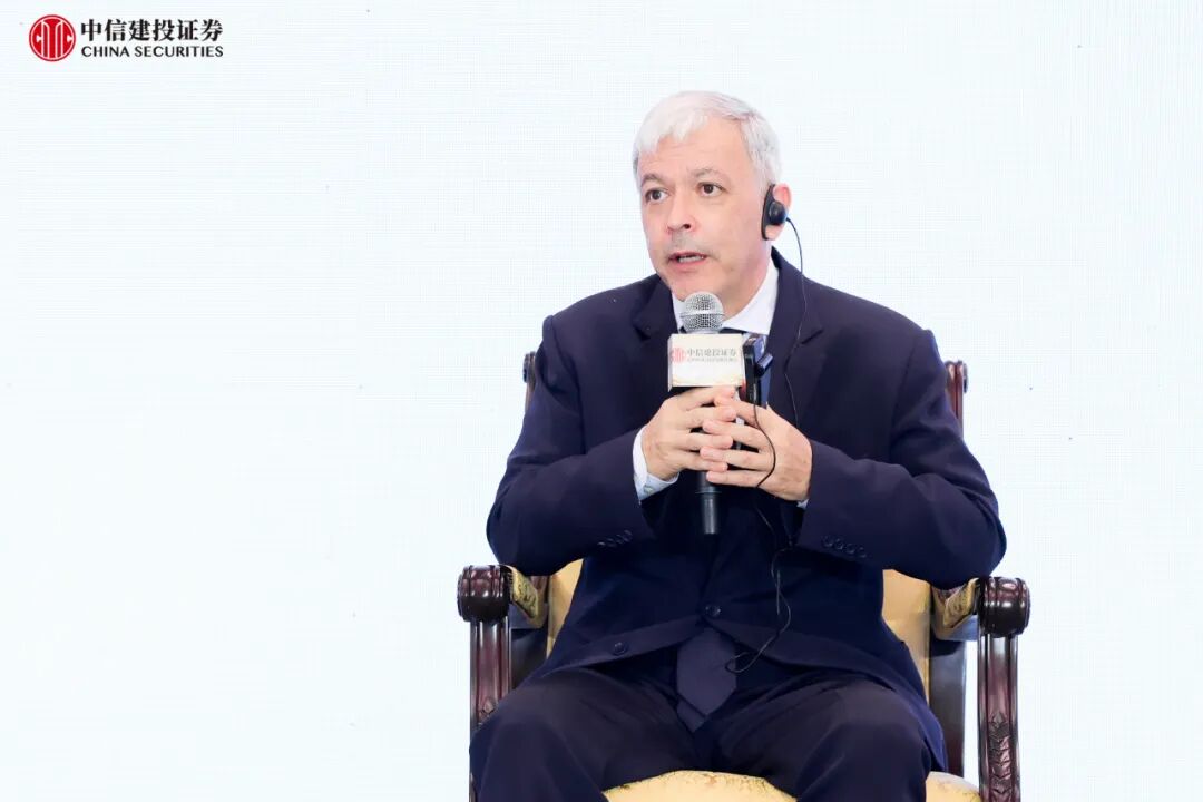 左右滑动查看嘉宾现场照片