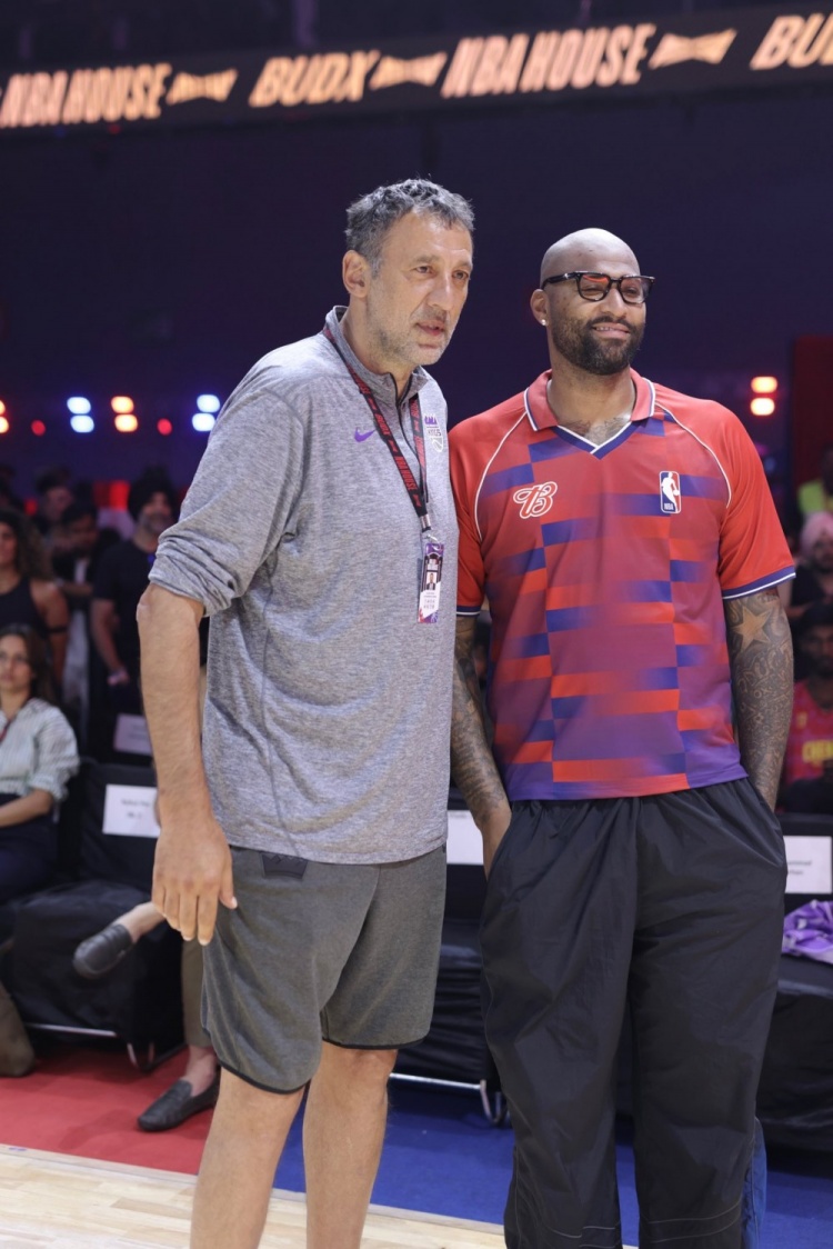 往日恩怨不再！考辛斯与迪瓦茨出席NBA活动 两人并肩而坐并合影