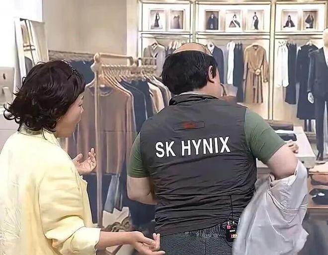 在韩国恶搞节目中，一名身穿印有SK海力士字样工作服的员工在商店里炫耀/图源：视频截图