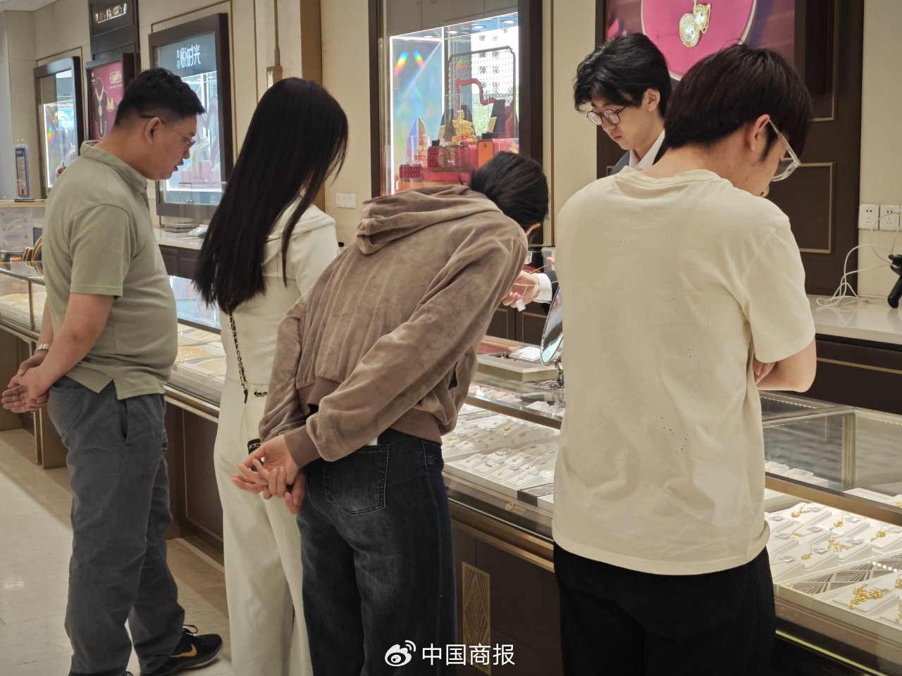 消费者选购金饰品。