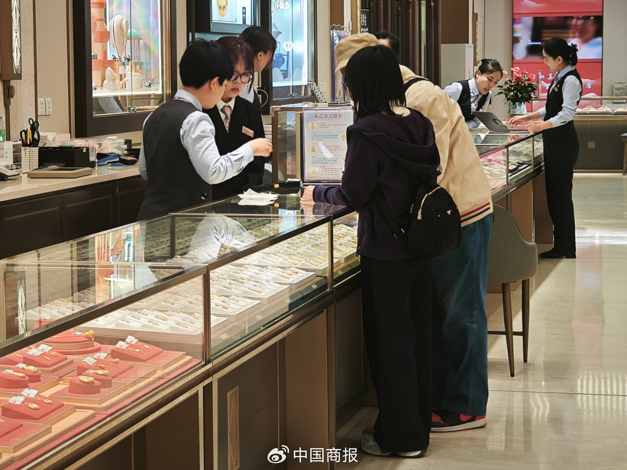 消费者在柜台选购金饰。